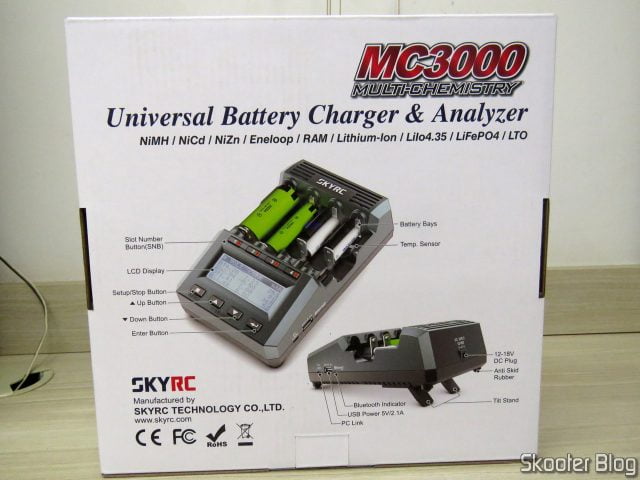 Carregador de Baterias Inteligente SKYRC MC3000, em sua embalagem.
