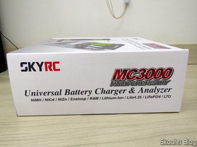 Carregador de Baterias Inteligente SKYRC MC3000, em sua embalagem.