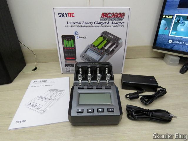 Carregador de Baterias Inteligente SKYRC MC3000, com embalagem e acessórios.