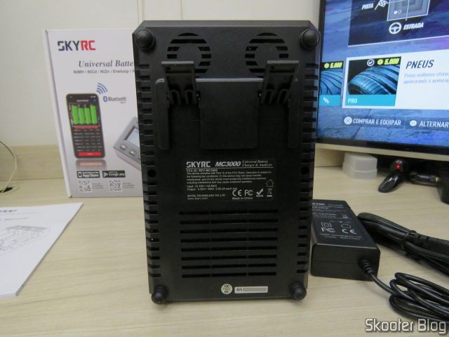 Parte de baixo do Carregador de Baterias Inteligente SKYRC MC3000.