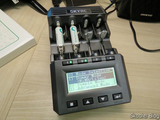 Carregador de Baterias Inteligente SKYRC MC3000, em funcionamento.