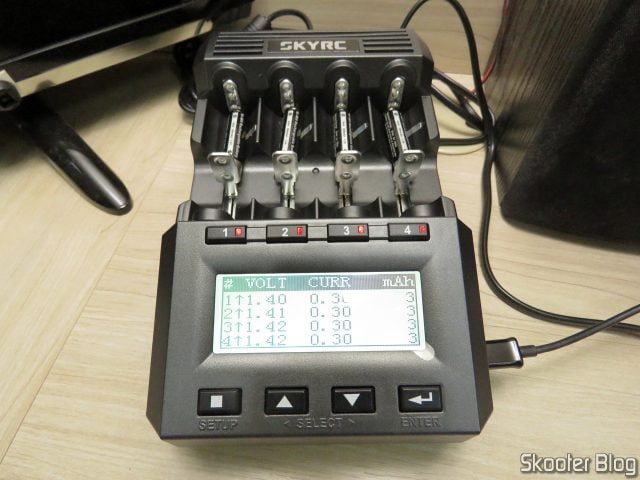 Carregador de Baterias Inteligente SKYRC MC3000, em funcionamento.