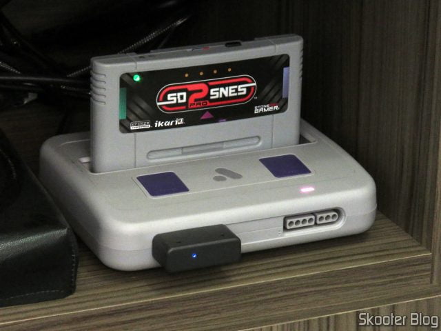 Receptor do Controlador 8BitDo SN30 Sem Fio 2.4G para Super Nintendo (SNES) Original, em funcionamento no Analogue Super Nt.
