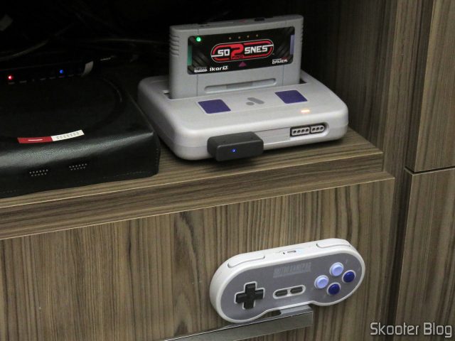 Controlador 8BitDo SN30 Sem Fio 2.4G para Super Nintendo (SNES) Original, em funcionamento no Analogue Super Nt.