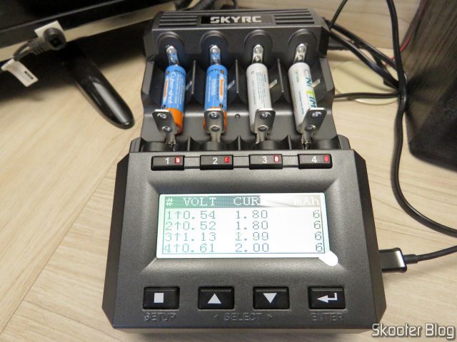 Carregador de Baterias Inteligente SKYRC MC3000.