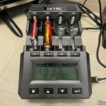 Carregador de Baterias Inteligente SKYRC MC3000, em funcionamento.