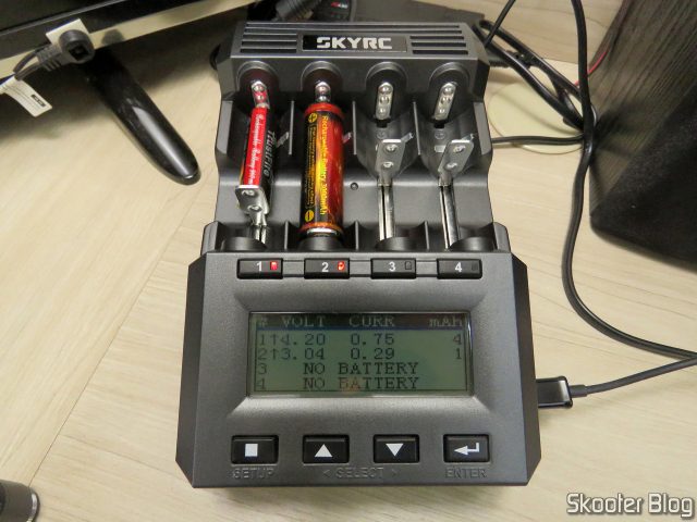 Carregador de Baterias Inteligente SKYRC MC3000, em funcionamento.