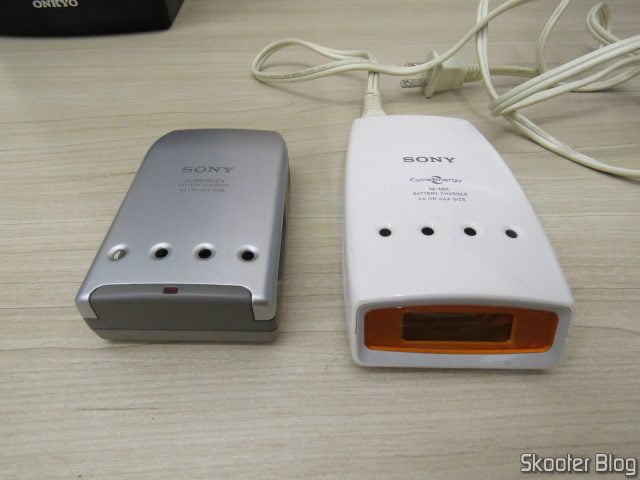 Carregadores Inteligentes da Sony, o segundo tem display LCD e função refresh.