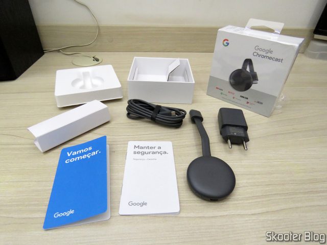 Chromecast 3, com sua embalagem e acessórios.