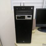 Gabinete Corsair Mid-Tower Carbide Series 100R CC-9011075-WW, após a montagem, fechado e em funcionamento.