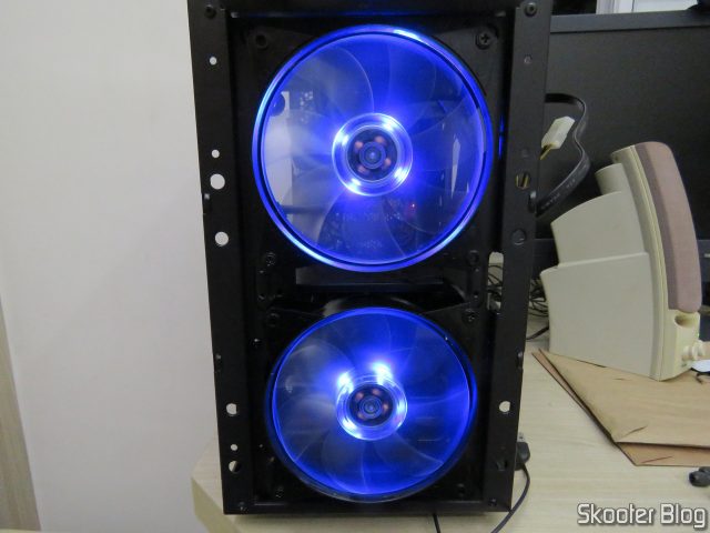 Dois Cooler Master Masterfan MF120L Blue 120mm 12cm LED Azul, instalados na parte frontal do gabinete.