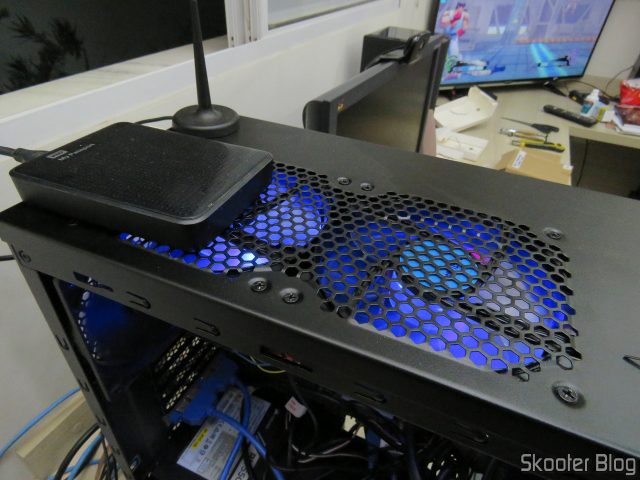Dois Cooler Master Masterfan MF120L Blue 120mm 12cm LED Azul, instalados na parte de cima do gabinete.