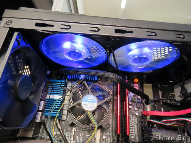 Dois Cooler Master Masterfan MF120L Blue 120mm 12cm LED Azul, instalados na parte de cima do gabinete.