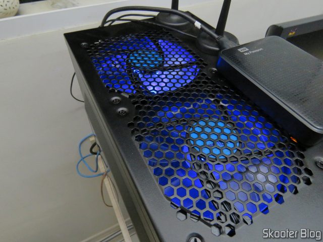 Dois Cooler Master Masterfan MF120L Blue 120mm 12cm LED Azul, instalados na parte de cima do gabinete.