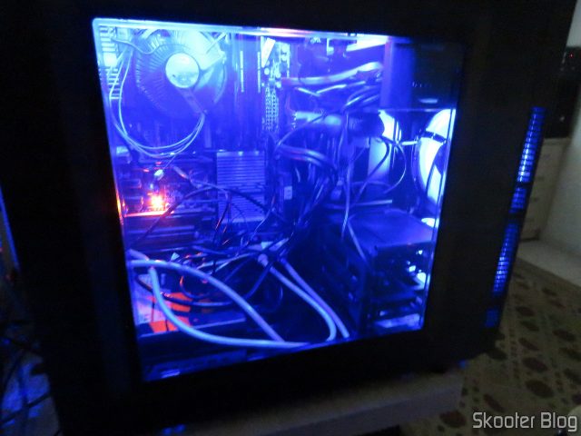O gabinete Carbide Series 100R, com todos os ventiladores instalados.