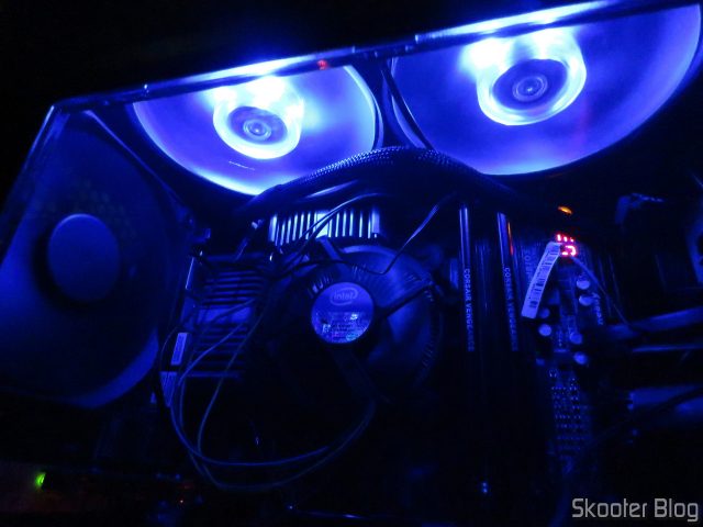 O gabinete Carbide Series 100R, com todos os ventiladores instalados.