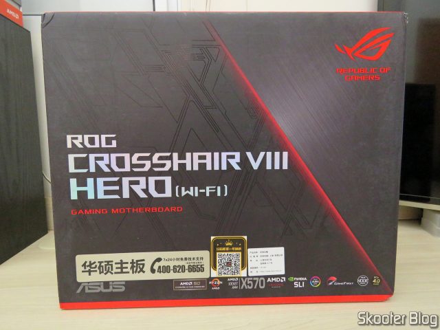 Placa-Mãe ASUS ROG Crosshair VIII Hero Wi-Fi, em sua embalagem.