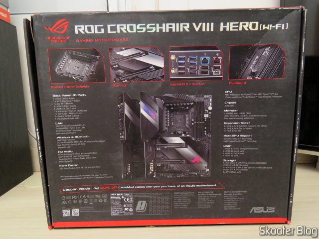 Placa-Mãe ASUS ROG Crosshair VIII Hero Wi-Fi, em sua embalagem.
