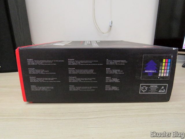 Placa-Mãe ASUS ROG Crosshair VIII Hero Wi-Fi, em sua embalagem.