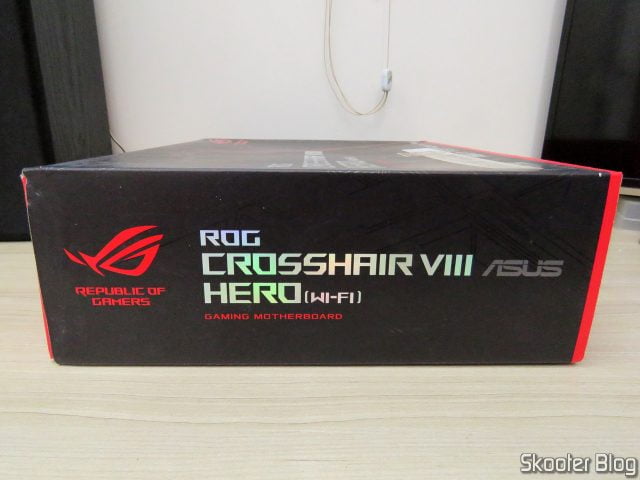 Placa-Mãe ASUS ROG Crosshair VIII Hero Wi-Fi, em sua embalagem.