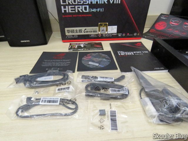 Acessórios da Placa-Mãe ASUS ROG Crosshair VIII Hero Wi-Fi.