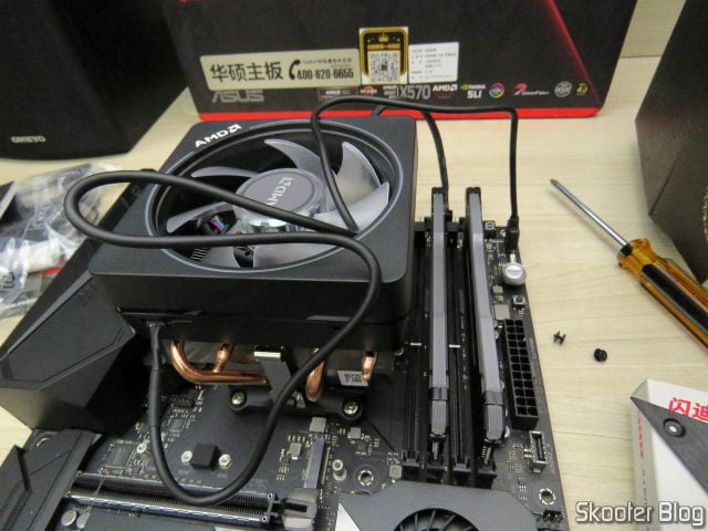 Processador e memória instalados na placa-mãe.
