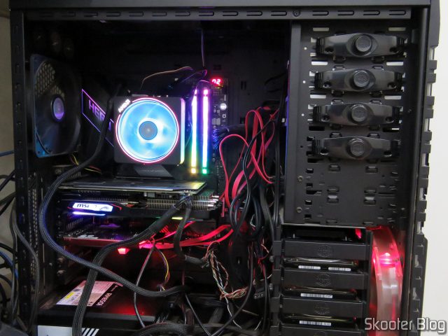 Placa-Mãe ASUS ROG Crosshair VIII Hero Wi-Fi em funcionamento.