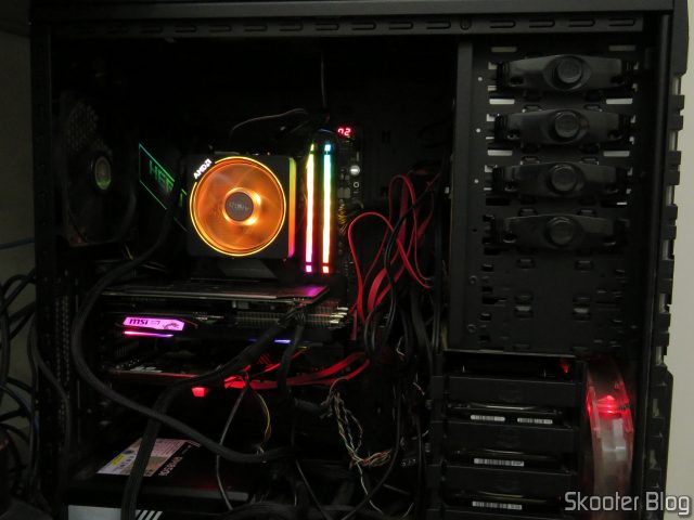 Placa-Mãe ASUS ROG Crosshair VIII Hero Wi-Fi em funcionamento.