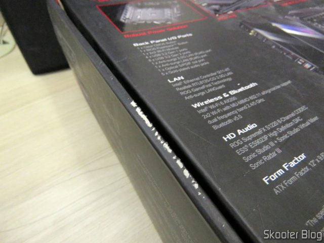 Um ralado suspeito na caixa da Placa-Mãe ASUS ROG Crosshair VIII Hero Wi-Fi.