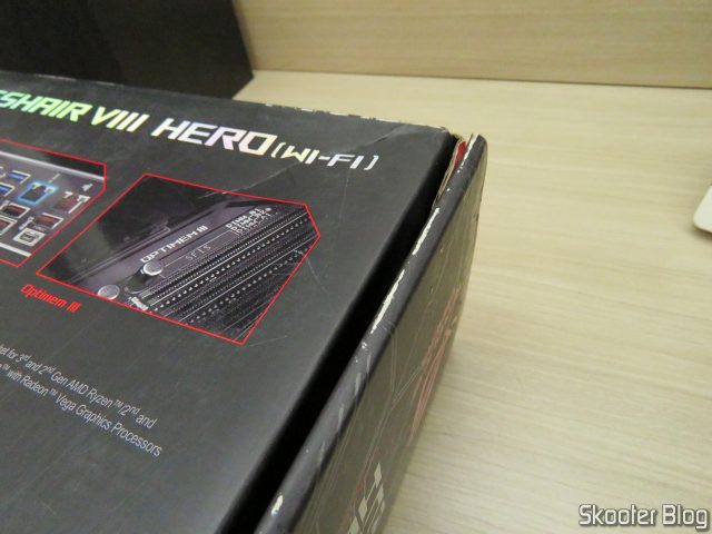 Um ralado suspeito na caixa da Placa-Mãe ASUS ROG Crosshair VIII Hero Wi-Fi.