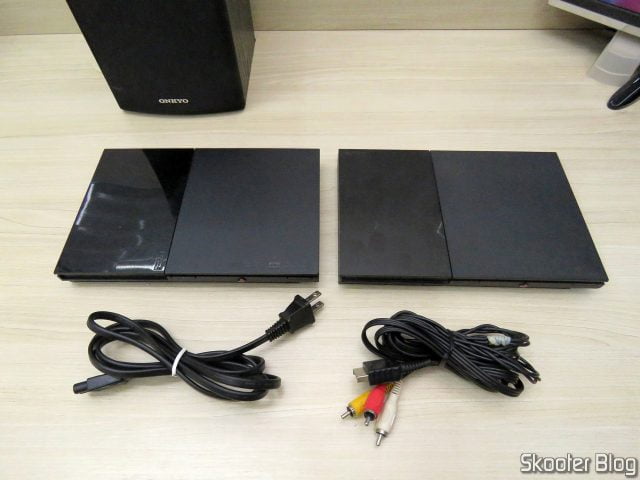 Dois consoles Playstation 2 que ganhei recentemente.