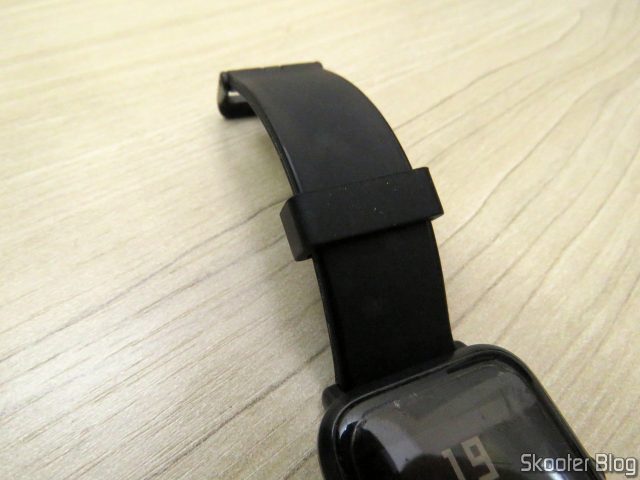 Passante de Pulseira de Relógio, já instalado no Amazfit Bip.
