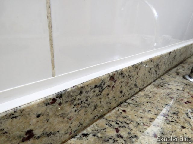 Fita Adesiva de PVC Branco instalada na pia.