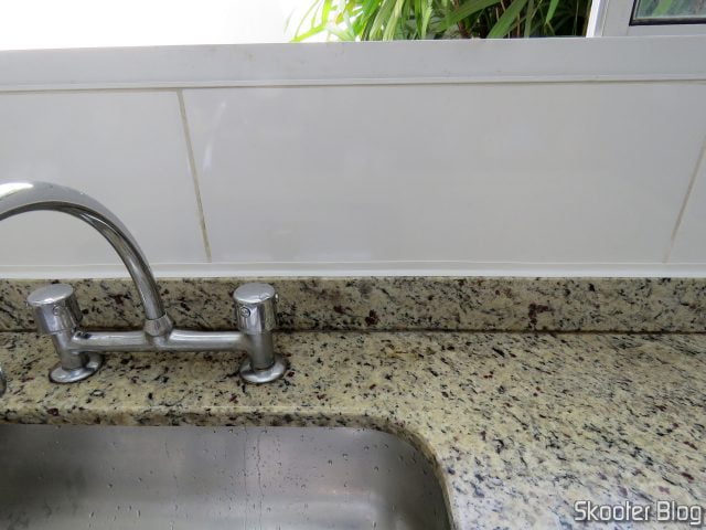Fita Adesiva de PVC Branco instalada na pia.