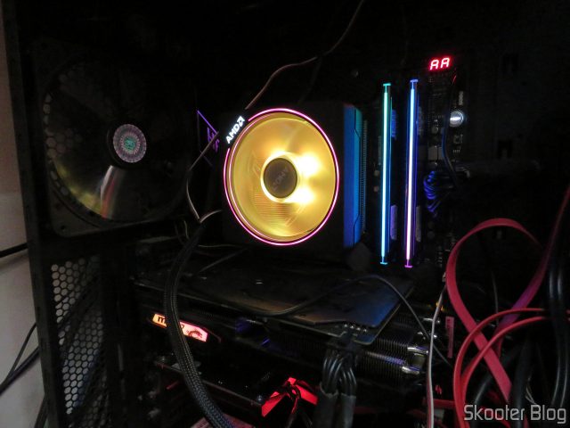 Módulos de Memória Gloway DDR4 16GB (2x8GB) 3200 MHz RGB, instalados e em funcionamento.