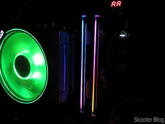 Módulos de Memória Gloway DDR4 16GB (2x8GB) 3200 MHz RGB, instalados e em funcionamento.