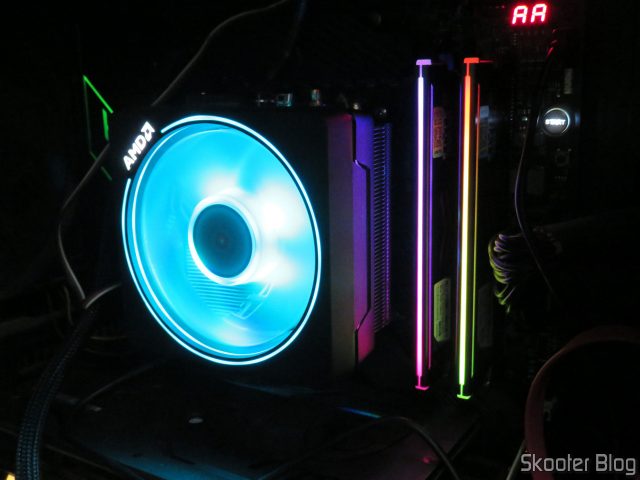 Módulos de Memória Gloway DDR4 16GB (2x8GB) 3200 MHz RGB, instalados e em funcionamento.