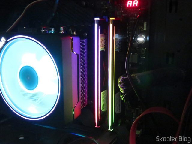 Módulos de Memória Gloway DDR4 16GB (2x8GB) 3200 MHz RGB, instalados e em funcionamento.