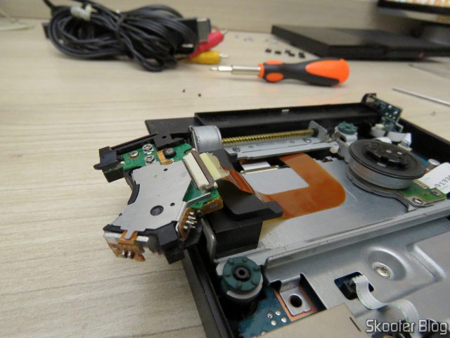 Troca do Leitor Laser do Playstation 2 Slim.