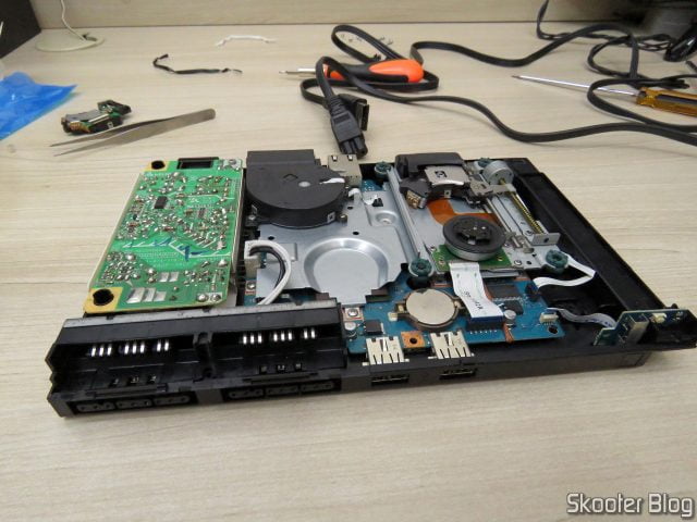 Troca do Leitor Laser do Playstation 2 Slim.