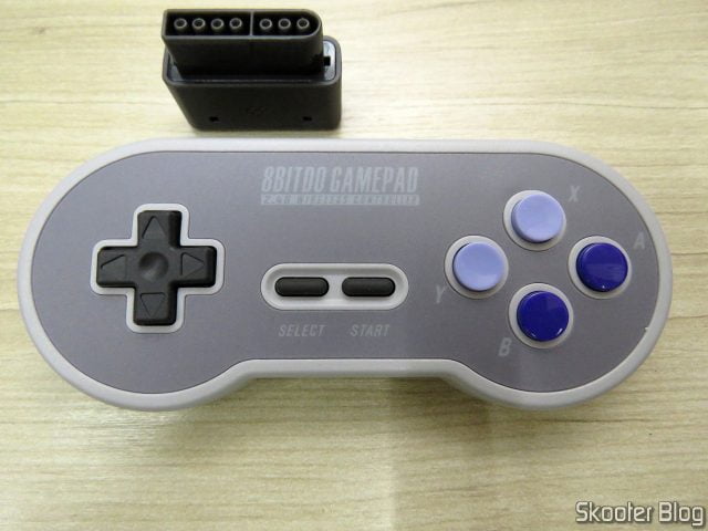 2º Controlador 8BitDo SN30 Sem Fio 2.4G para Super Nintendo (SNES) Original, e seu receptor.