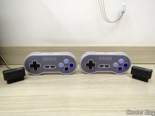 Os dois Controladores 8BitDo SN30.