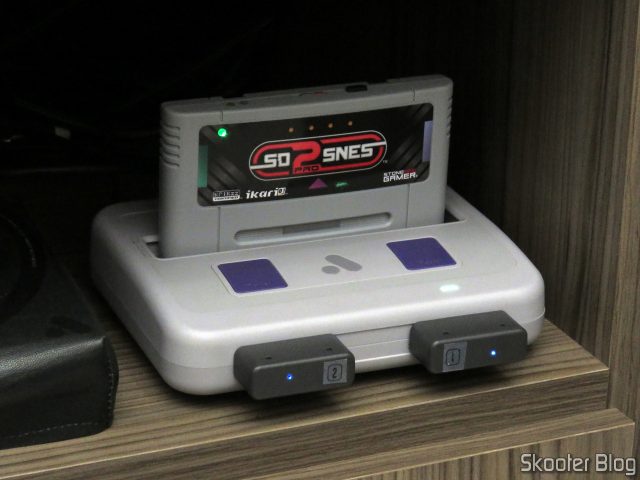 Os dois receptores dos Controladores 8BitDo SN30, em funcionamento no Analogue Super Nt.