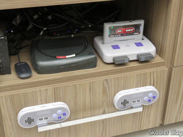 Os dois Controladores 8BitDo SN30, em funcionamento.