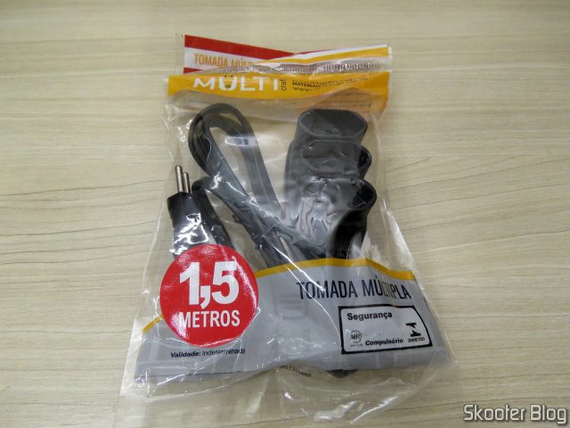 Extensão Elétrica 10A Preta de 3 Tomadas Tripolar com cabo de 1.5m Multicraft, EXT3TTR1M, em sua embalagem.