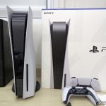 PlayStation 5 e o DualSense, juntos à caixa.