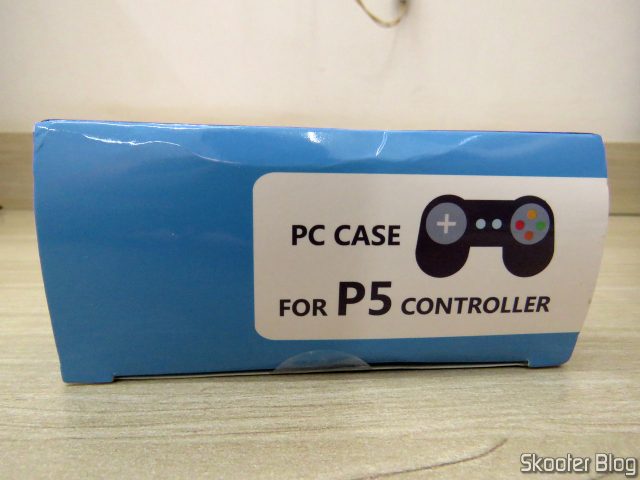 Capa Protetora Transparente para Controle DualSense do Playstation 5, em sua embalagem.