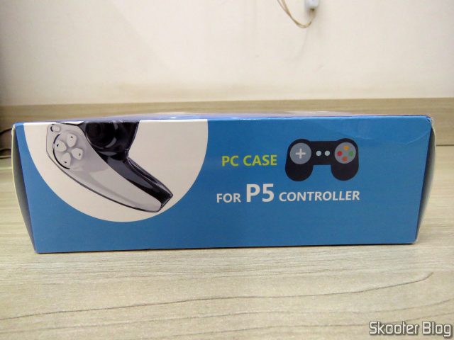 Capa Protetora Transparente para Controle DualSense do Playstation 5, em sua embalagem.