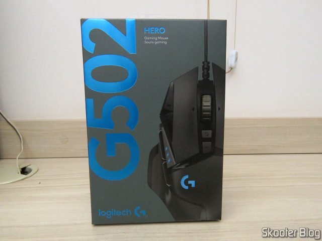 Mouse Logitech G502 Hero, em sua embalagem;
