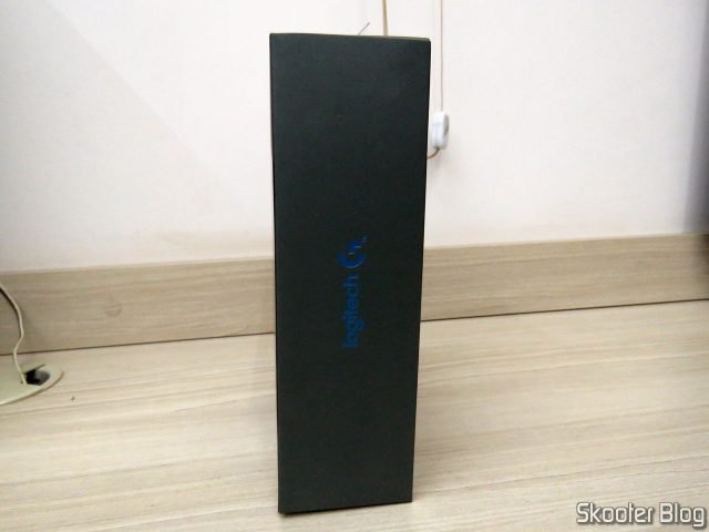 Mouse Logitech G502 Hero, em sua embalagem;